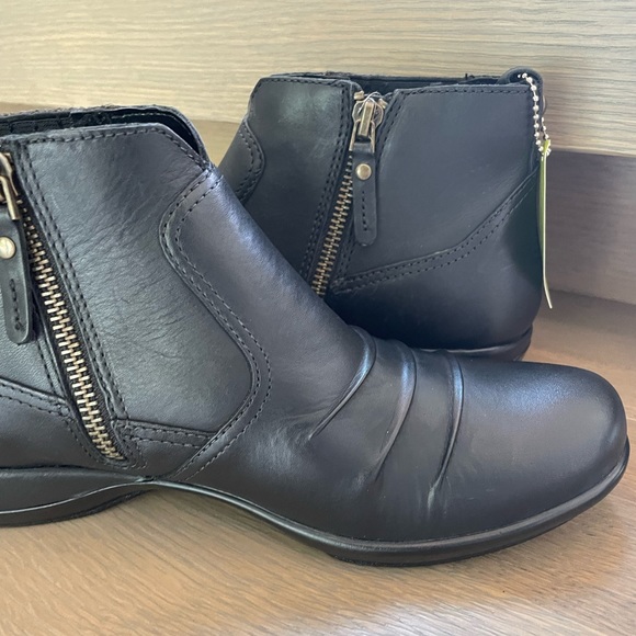 Aetrex Kailey Ankle Bootie in WIDE Width in Black *Brand New In Box* - Picture 4 of 10